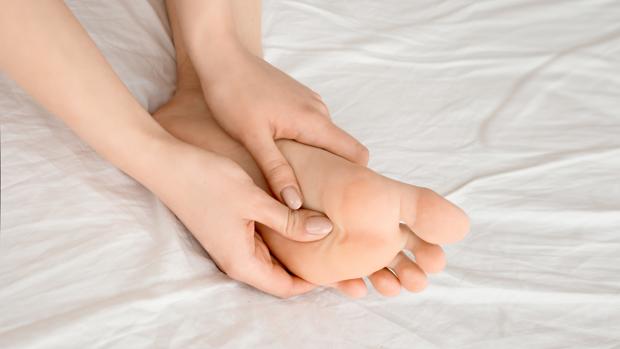 Cómo cuidar los pies afectados por la artritis